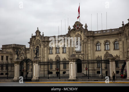 LIMA, PERU - 29. Dezember 2017: Unbekannter wachen Präsidentenpalast in Lima, Peru. Diese barocke Erweckung wurde 1938 eröffnet. Stockfoto