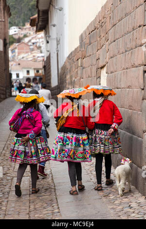 Unbekannte Frauen auf der Straße von Cusco, Peru Stockfoto