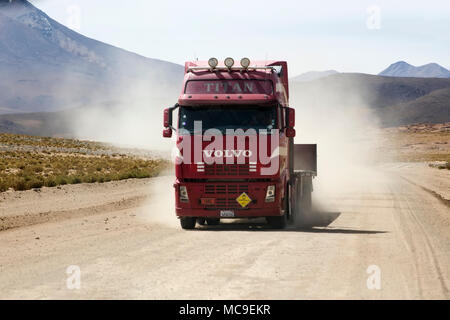 Stapler auf der unbefestigten Straße in Bolivien. Im Jahr 2004 mehr als 92 % der Straßen in Bolivien waren unbefestigt. Stockfoto