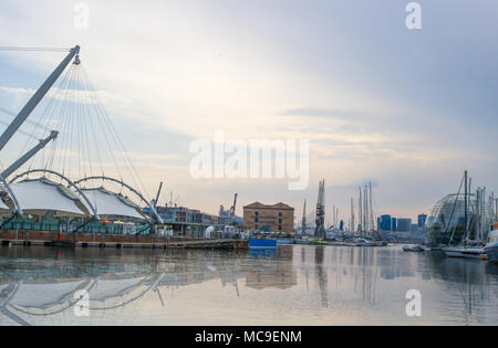 Genua, Ligurien, Italien - Juli 19, 2017: Blick auf den Hafen von Genua durch ein Aquarium und die Biosphäre Treibhausgasemissionen Design mit Sonnenuntergang Himmel beherrscht. Stockfoto