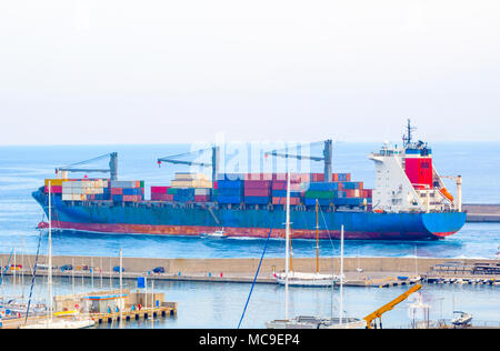 Schlepper Unterstützung Container Cargo Schiff am Hafen, Logistik und Transport von International Container Cargo Schiff im Ozean Transport, Shi Stockfoto