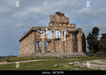 Der Tempel der Athene in Paestum, Kampanien, Italien. Die dorischen Tempel der Athene geweiht wurde um 500 v. Chr. in der antiken griechischen Kolonie von Poseidonia in Magna Graecia erbaut und war einst dachte falsch zu Ceres eingeweiht zu werden. Stockfoto