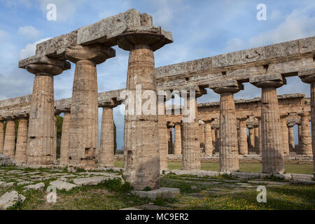 Erste Tempel der Hera in Paestum, Kampanien, Italien. Die dorischen Tempel der Hera gewidmet war, um 550-540 v. Chr. in der antiken griechischen Kolonie von Poseidonia in Magna Graecia gebaut. Der zweite Tempel der Hera von 460-450 v. Chr. datiert, einmal falsch gedacht, der Tempel des Neptun, im Hintergrund zu sehen ist. Stockfoto