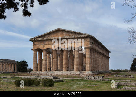 Zweite Tempel der Hera in Paestum, Kampanien, Italien. Die dorischen Tempel der Hera gewidmet war, um 460-450 v. Chr. in der antiken griechischen Kolonie von Poseidonia in Magna Graecia erbaut und war einst dachte falsch gewidmet, Poseidon (Neptun). Stockfoto