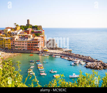 Schönen blick auf Vernazza Dörfer der Cinque Terre eine der fünf Länder berühmten bunten und schönen Dörfern in Italien, und die Stadt hat zu abgetreten worden Stockfoto