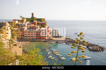 Schönen blick auf Vernazza Dörfer der Cinque Terre eine der fünf Länder berühmten bunten und schönen Dörfern in Italien, und die Stadt hat zu abgetreten worden Stockfoto