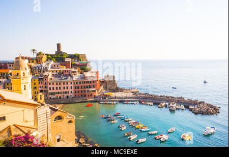 Schönen blick auf Vernazza Dörfer der Cinque Terre eine der fünf Länder berühmten bunten und schönen Dörfern in Italien, und die Stadt hat zu abgetreten worden Stockfoto