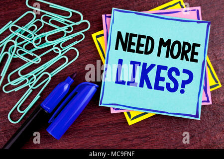 Handschrift text brauchen mehr Mag. Begriff Sinne Social Media mehr Fans Anhänger Gemeinschaft geschrieben Haftnotiz Papier Holz- backgrou erstellen Stockfoto