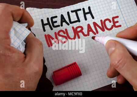 Schreiben Hinweis Übersicht Krankenversicherung. Business foto Präsentation Krankenversicherung Informationen Anbieter im Gesundheitswesen Geschrieben von Mann reißen Notebo Stockfoto