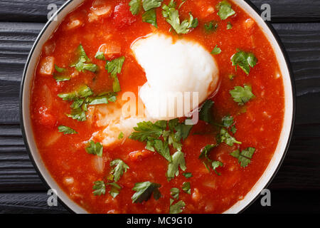 Sizilianische fisch Tomatensuppe mit Gemüse close-up in einer Schüssel auf den Tisch. Horizontal oben Ansicht von oben Stockfoto