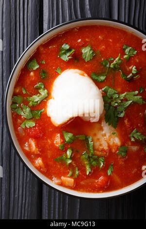 Lecker Fisch tomate Eintopf mit Gemüse close-up in einer Schüssel auf den Tisch. Vertikal oben Ansicht von oben Stockfoto