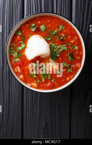 Sizilianische fisch Tomatensuppe mit Gemüse close-up in einer Schüssel auf den Tisch. Vertikal oben Ansicht von oben Stockfoto