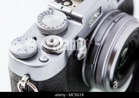 , Chrom und Schwarz mit Lederband, gesehen von der Vorderseite. Stockfoto