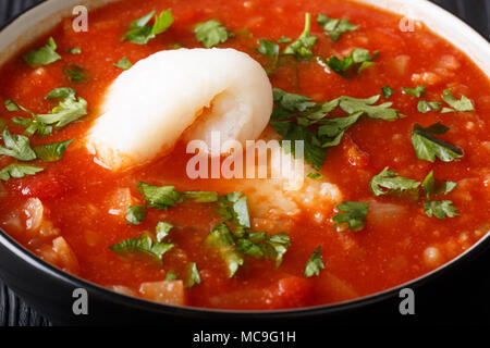 Lecker Fisch tomate Eintopf mit Gemüse close-up in einer Schüssel auf dem Tisch. Horizontale Stockfoto