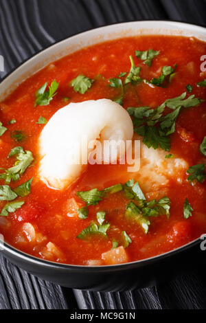 Home fische Tomate Eintopf mit Gemüse close-up in einer Schüssel auf dem Tisch. Vertikale Stockfoto