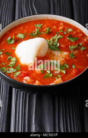 Sizilianische fisch Tomatensuppe mit Gemüse close-up in einer Schüssel auf dem Tisch. Vertikale Stockfoto