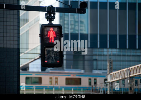 Das rote Stop Traffic Zeichen vor Tokio Bahnhof Stockfoto