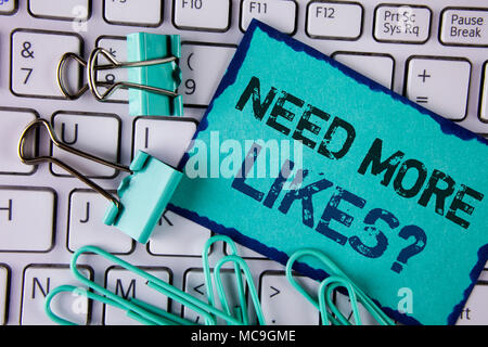 Handschrift text brauchen mehr Mag. Begriff Sinne Social Media mehr Fans Anhänger Gemeinschaft geschrieben Haftnotiz Papier weiß Ke platziert erstellen Stockfoto