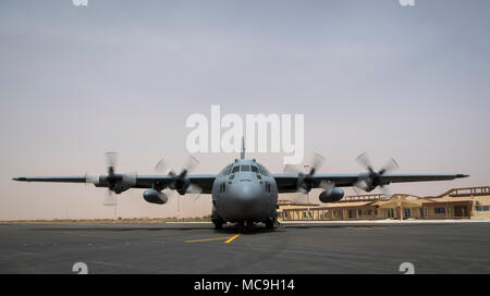 Ein US Air Force C 130 E Hercules von der West Virginia Air National Guard sitzt auf dem Flug Linie 10 April, 2018 Diori Hamani International Airport, Niger. Rund 1.900 Service Mitglieder von mehr als 20 afrikanischen und westlichen Partner Nationen beteiligen sich an Musketen 2018 an mehreren Standorten in Niger, Burkina Faso und Senegal. Flintlock ist eine jährliche, Afrikanische-led, integrierten militärischen und polizeilichen Übung, gestärkt hat Key Partner nation Kräfte in Nord und West Afrika sowie West Special Operations Forces seit 2005. (U.S. Air Force Foto/Senior Ai Stockfoto