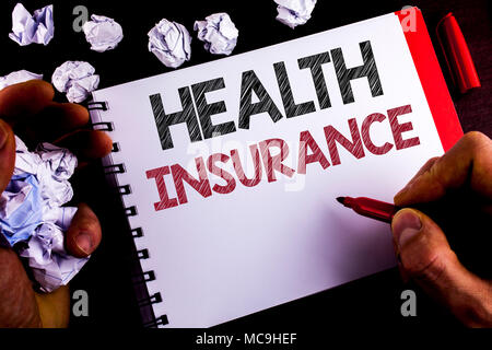 Schreiben Hinweis Übersicht Krankenversicherung. Business foto Präsentation Krankenversicherung Informationen Anbieter im Gesundheitswesen Geschrieben von Mann Notepad fei Stockfoto