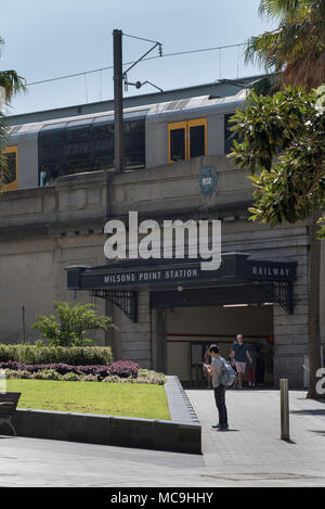 Der Eingang zum Bahnhof Milsons Point. Der Bahnhof ist Teil des nördlichen Endes der Sydney Harbour Bridge, New South Wales, Australien Stockfoto