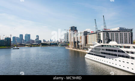 Der London Royal Docks in East London. Große Wolkenkratzer von Canary Wharf im Hintergrund. Stockfoto