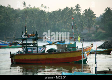 Am frühen Morgen in den Hafen von Mirissa, Sri Lanka: Nach haben die Fischer aus - ihre Trawler geladen, Sie Anker im Hafen bis zum nächsten Tag Stockfoto