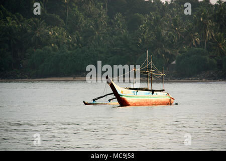 Fischerboot im Hafen von Mirissa, Sri Lanka Stockfoto