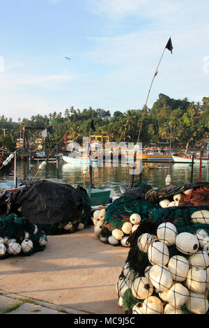 Am frühen Morgen in den Hafen von Mirissa, Sri Lanka: Nach haben die Fischer aus - ihre Trawler geladen, Sie Anker im Hafen bis zum nächsten Tag Stockfoto