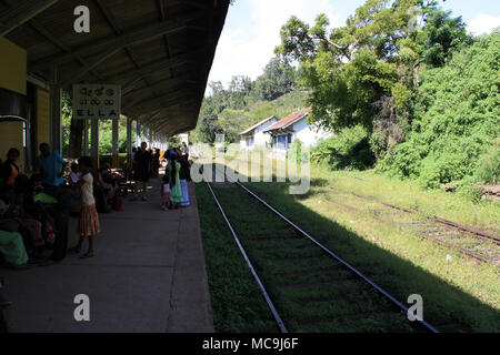 Die Menschen warten auf die ankommenden Zug am Bahnhof Ella, Ella, Sri Lanka Stockfoto