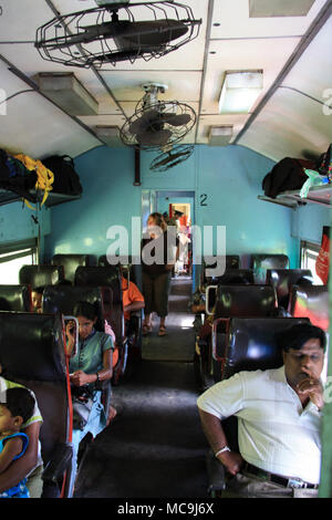 Innerhalb einer 2. Klasse Waggon in Sri Lanka, die mit dem Zug von Ella nach Kandy Stockfoto