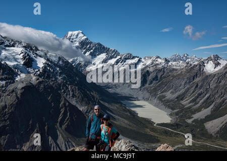 Auf der Suche über das Hooker Valley und den Mount Cook, Südliche Alpen, Neuseeland Stockfoto