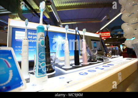 Corato, Polen. 13 Apr, 2018. Consumer Electronics Show begann an ptak Warschau Expo Center, Haushaltsgeräte und Unterhaltungselektronik. Credit: Madeleine Lenz/Pacific Press/Alamy leben Nachrichten Stockfoto