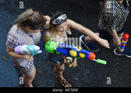 Bangkok, Thailand. 13 Apr, 2018. Thailändische und ausländische Touristen halten Wasserpistole beitritt Songkran Festival an der Silom Road in Bangkok." Das Wasser Songkran Festival Kampagne Safe 2018" von 13. bis 15. April stattfinden. Credit: Vichan Poti/Pacific Press/Alamy leben Nachrichten Stockfoto