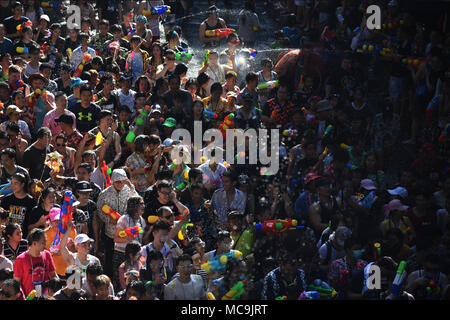 Bangkok, Thailand. 13 Apr, 2018. Thailändische und ausländische Touristen halten Wasserpistole beitritt Songkran Festival an der Silom Road in Bangkok." Das Wasser Songkran Festival Kampagne Safe 2018" von 13. bis 15. April stattfinden. Credit: Vichan Poti/Pacific Press/Alamy leben Nachrichten Stockfoto