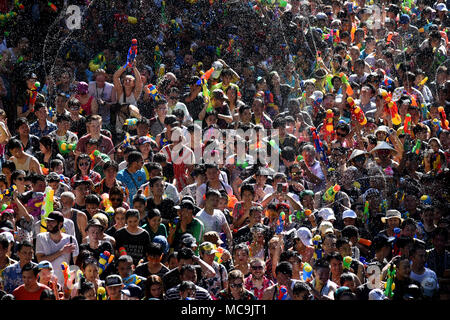 Bangkok, Thailand. 13 Apr, 2018. Thailändische und ausländische Touristen halten Wasserpistole beitritt Songkran Festival an der Silom Road in Bangkok." Das Wasser Songkran Festival Kampagne Safe 2018" von 13. bis 15. April stattfinden. Credit: Vichan Poti/Pacific Press/Alamy leben Nachrichten Stockfoto