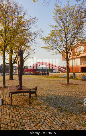 Skulptur in der Nähe von Python Brücke (Pythonbrug), Oosterdokseiland (Eastern Docklands), Amsterdam, Niederlande. Stockfoto