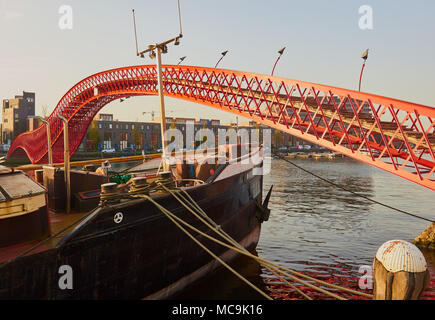 Python Brücke (Pythonbrug), Oosterdokseiland (Eastern Docklands), Amsterdam, Niederlande. Stockfoto
