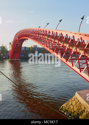 Python Brücke (Pythonbrug), Oosterdokseiland (Eastern Docklands), Amsterdam, Niederlande. Stockfoto
