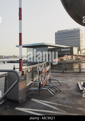 Bimhuis Konzertsaal im Muziekgebouw Komplex auf der IJ Fluss, Amsterdam, Niederlande. Stockfoto