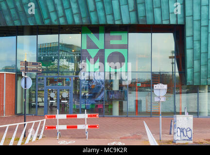 Nemo Science Museum, Oosterdokseiland (Eastern dock Island), Amsterdam, Niederlande. Von Renzo Piano (1997) Stockfoto