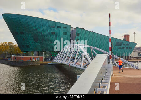 Nemo Science Museum, Oosterdokseiland (Eastern dock Island), Amsterdam, Niederlande. Von Renzo Piano (1997) Stockfoto