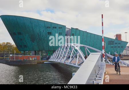 Nemo Science Museum, Oosterdokseiland (Eastern dock Island), Amsterdam, Niederlande. Von Renzo Piano (1997) Stockfoto