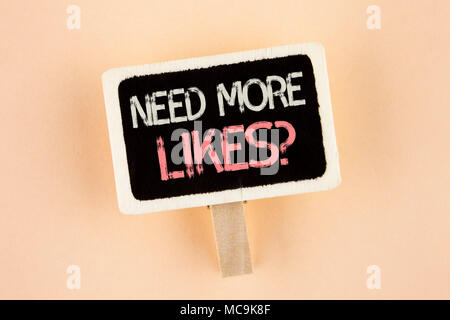 Handschrift text brauchen mehr Mag. Begriff Sinne Social Media mehr Fans Anhänger Gemeinschaft Holz- Aushang geschrieben die Ebene bac erstellen Stockfoto