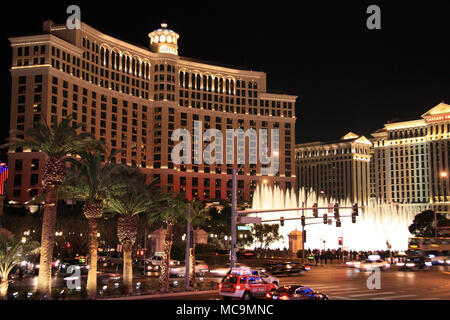 Das Bellagio Hotel Resort und Casino und der berühmten Springbrunnen, wie über von der Las Vegas Boulevard, Las Vegas, NV, USA Stockfoto