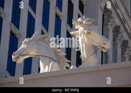 Nachbau einer Marmorstatue von zwei wilde Pferde mit Zaum auf einem Gebäude des Caesars Palace Hotel und Casino in Las Vegas, NV, USA Stockfoto