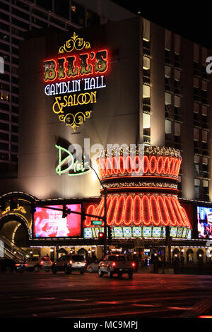Nacht Blick auf Bill's Gamblin' Hall und Salon mit Verkehr in den Las Vegas Boulevard, Las Vegas, NV, USA Stockfoto