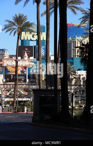 Blick auf unterschiedliche Hotel und Casino Schilder auf dem Las Vegas Strip, vom Luxor Las Vegas Hotel and Casino, Las Vegas, NV, USA Stockfoto