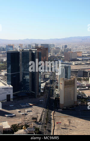 Blick vom Stratosphere Tower auf dem Las Vegas Strip und es ist Hotel Gebäude, Las Vegas, NV, USA Stockfoto