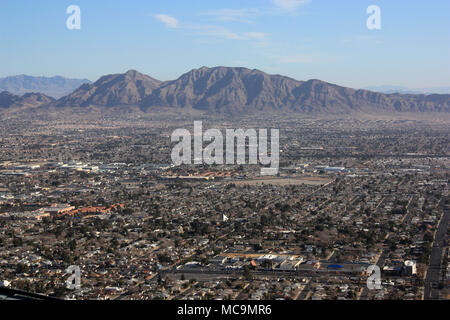 Luftaufnahme der Wohngebiete der Stadt Las Vegas, NV, abgesehen vom Strip. Vom Stratosphere Tower aus gesehen. Stockfoto